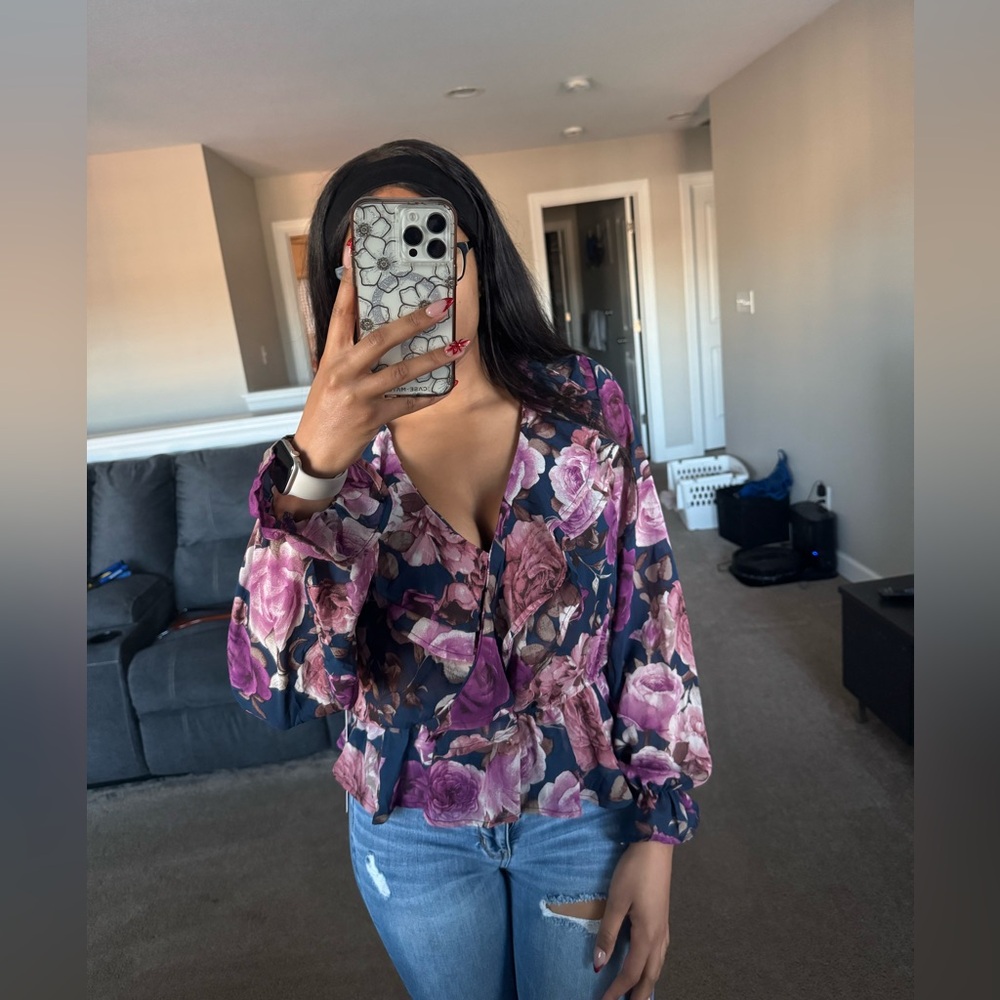 Women’s L.I.F.E blue floral ruffle long sleeve v-neck blouse